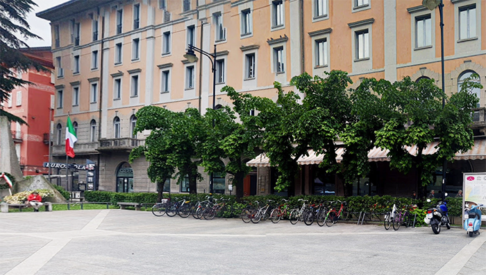 Pulizia attorno ai portabici di Piazza Matteotti: si rimuovono le bici abbandonate