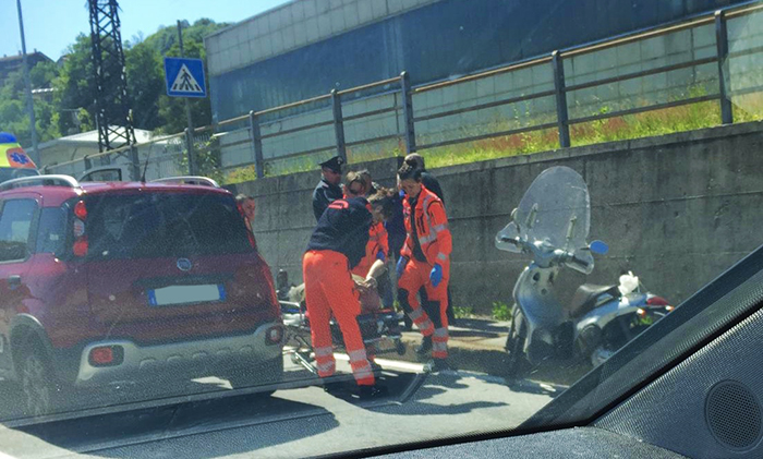 Incidente tra auto e motorino, centauro trasportato in ospedale