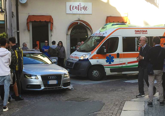 Una donna investita in centro ad Omegna