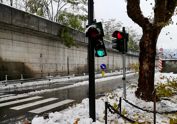 Domo: semaforo spaccato dalla neve