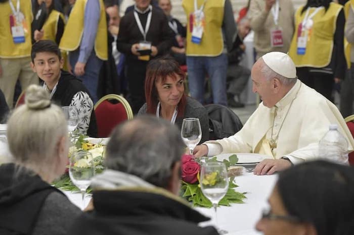 Anche un domese al pranzo dei poveri con Papa Francesco 