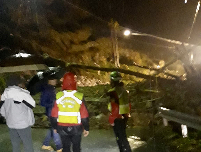 Frana sulla strada per Bognanco, auto posteggiata travolta. Nessuno a bordo, strada chiusa
