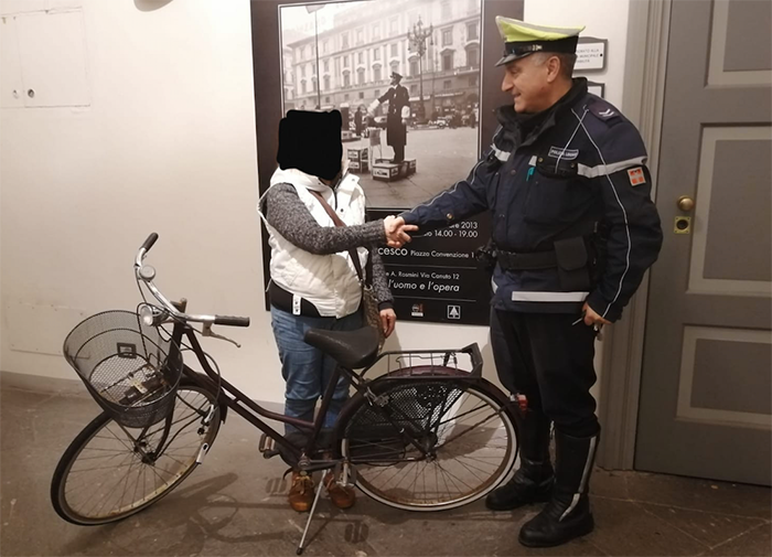 Viene in città per mendicare, ruba una bicletta e se la porta via col treno. Preso grazie alle telecamere
