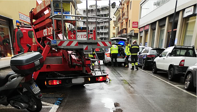 Si sente male in casa, intervengono i vigili del fuoco