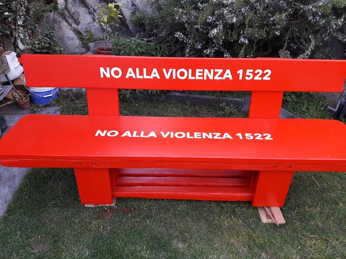Crevola: una nuova panchina rossa per dire no alla violenza sulle donne 
