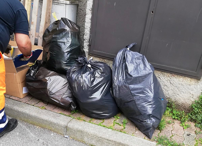  A Domo sacchi di rifiuti abbandonati in due vie. Multe salatissime se scoperti i responsabili