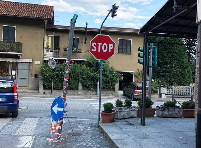 Abbatte con l'auto il palo del semaforo e scappa. Costerà quasi 2 mila euro sostituirlo