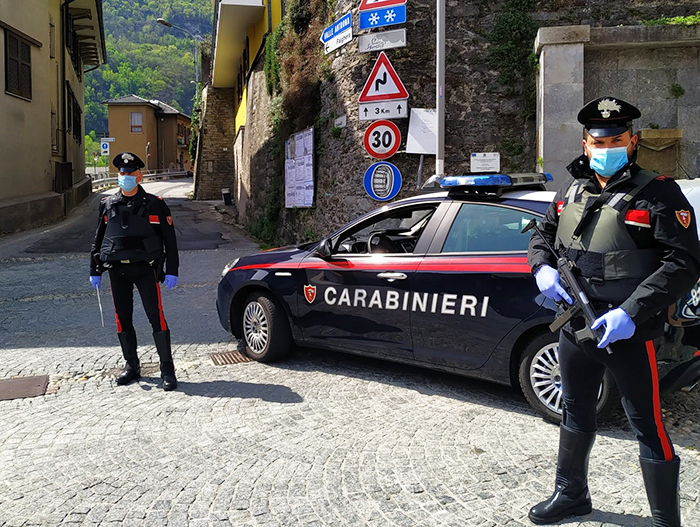 Notte d’insana avventura per un giovane senza patente: a zonzo con l’auto di mamma, viene pizzicato dai carabinieri e sanzionato per quasi 7000 euro