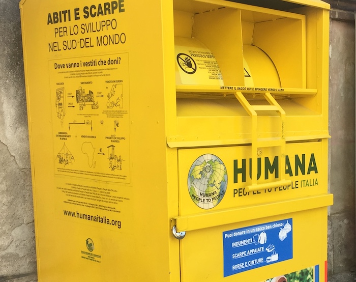 Sospesa la raccolta di abiti usati