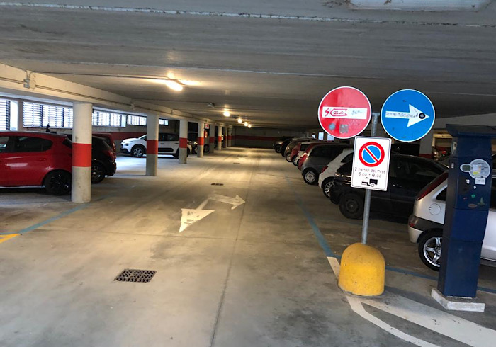 Vandali svuotano estintore e danneggiano auto in un posteggio