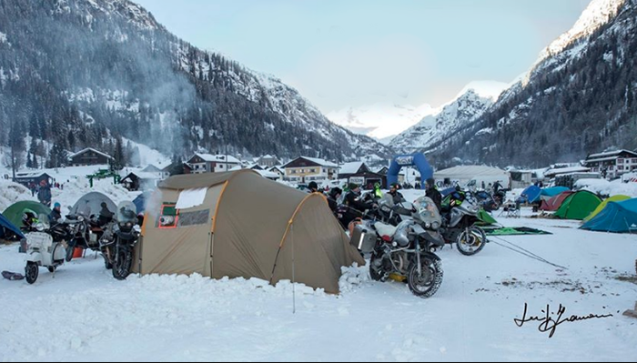 A Formazza il 4° raduno dei Cinghios Treffen, con le tende, e le moto nella neve