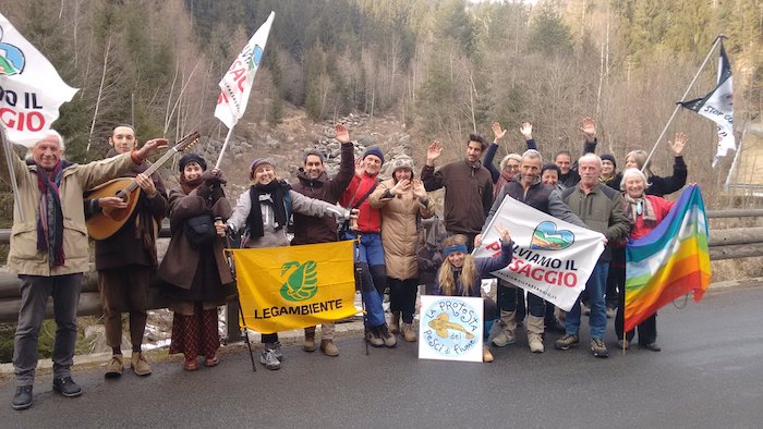 La protesta dei "pesci di fiume" è arrivata anche in Ossola