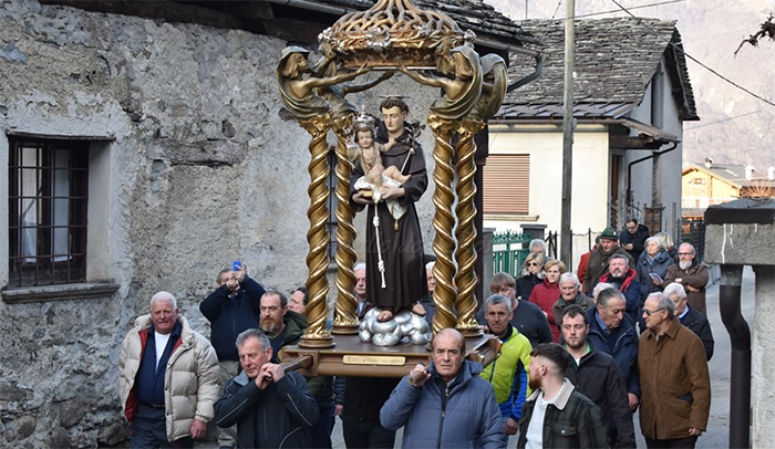 "Domenica del giglio" in valle Anzasca. A Bannio festeggiato sant' Antonio. Foto