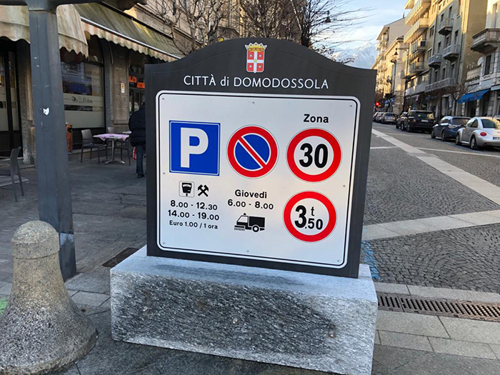 Nuova segnaletica verticale nel centro domese