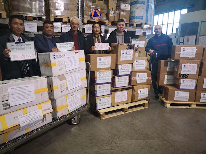 La comunità cinese dona guanti, mascherine e tute alla Regione: il plauso dell'assessore