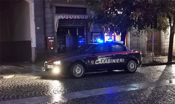 Stanco delle restrizioni, va a trovare i parenti e rientrando a casa, provoca un incidente. Denunciato dai carabinieri