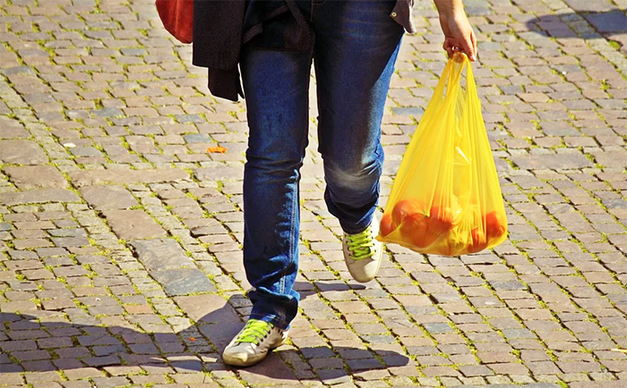 Montecrestese: la protezione civile regolamenta l'accesso al negozio di alimentari. Distribuzione di mascherine