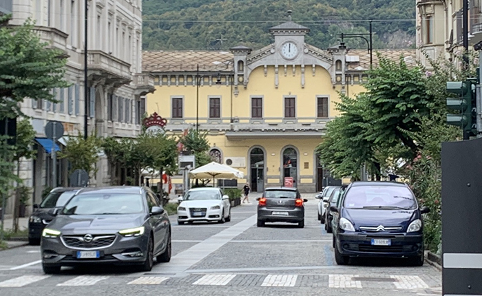 Auto svizzera contromano per tutto il viale della stazione a Domodossola