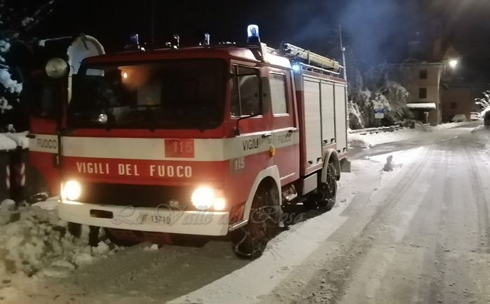 Piante cadute sulla strada in valle Anzasca, interventi dei Vigili del fuoco. Foto