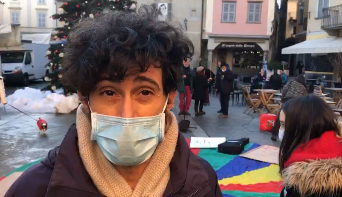 Vco in Movimento manifesta in piazza Mercato: "Sconcerto dinnanzi alla chiusura discriminata degli spazi". Video