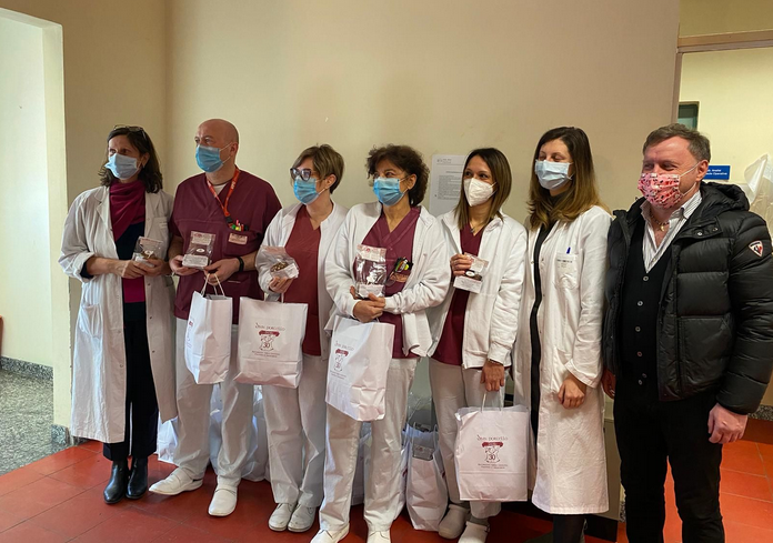 Panettoncini e pandorini in regalo al personale dell'ospedale San Biagio da tutti i ristoratori ossolani