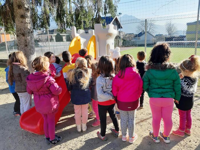 Il Kiwanis dona due scivoli alla scuola dell’Infanzia di Preglia