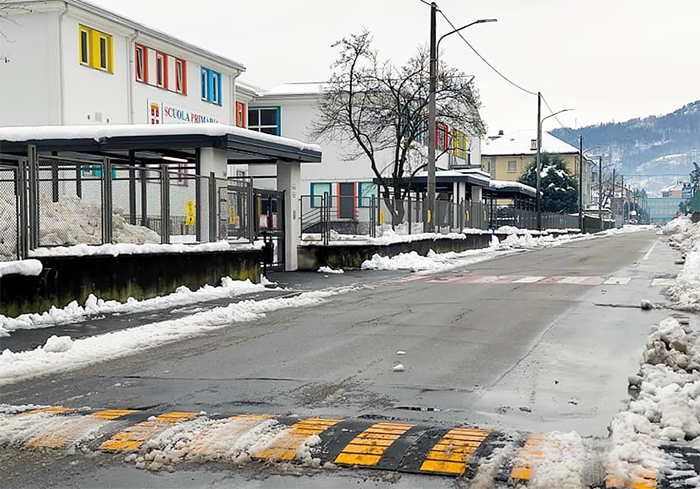 Liberi dalla neve i marciapiedi in prossimità delle scuole di Domodossola