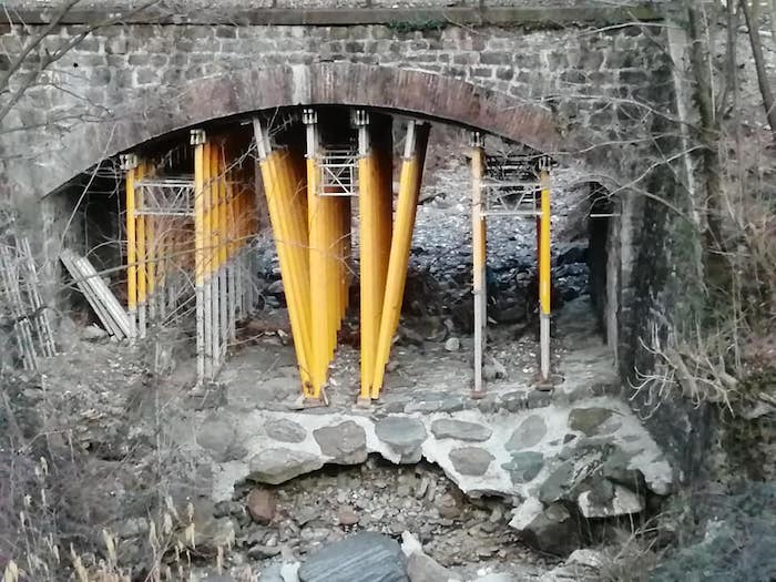 Puntelli sotto il ponte, nell'alveo del torrente - Monti: sono pericolosi