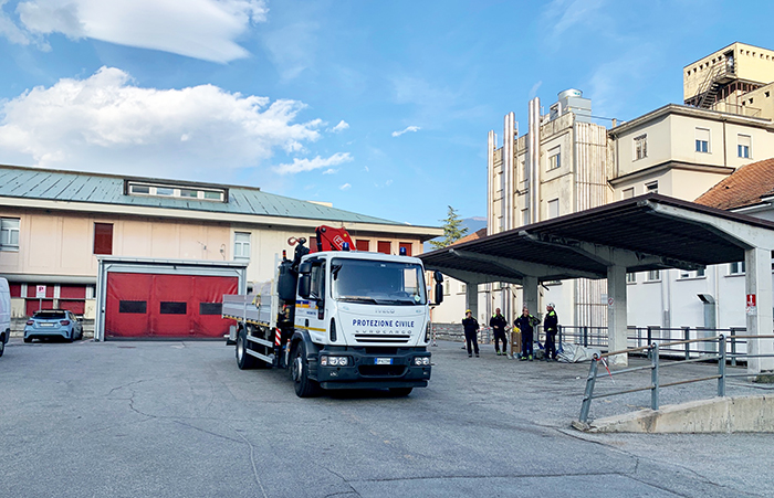  Si allestisce il tendone per le analisi per il coronavirus davanti al San Biagio. Sospese le manifestazioni pubbliche