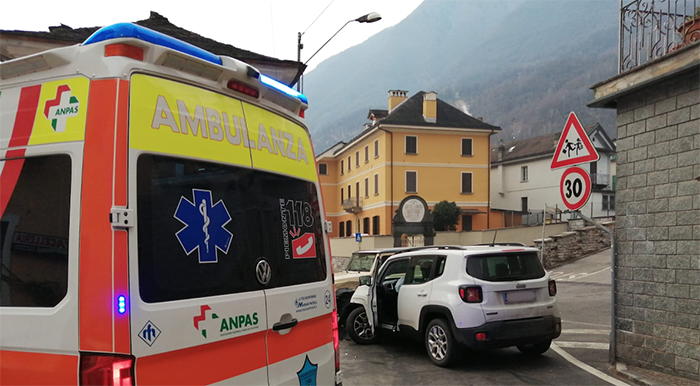 Scontro tra due auto all'incrocio