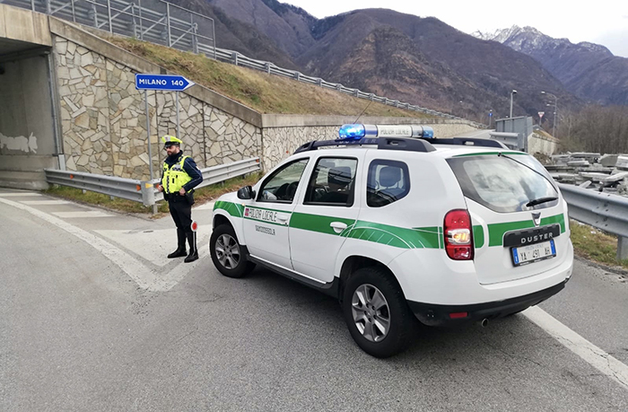 Albero cade sulla carreggiata all'uscita della superstrada