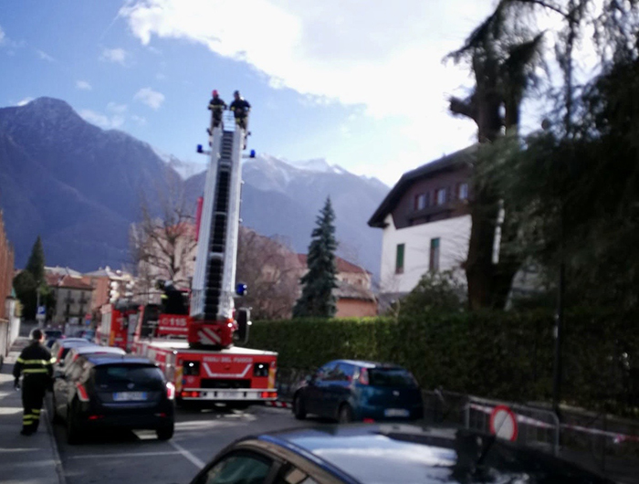 Danni per il forte vento, vigili del fuoco in azione