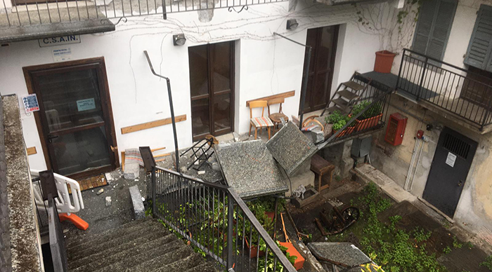 Crolla il balcone della sede della polizia locale di Crevoladossola