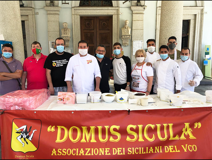 "Cannolo Solidale" sotto i portici del Comune di Omegna. Ricavati 2100 euro per beneficenza