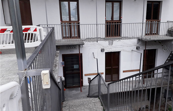 Balcone crollato dallo stabile comunale a Crevoladossola, Ferroni: "Rischiato tragedia, lo rifacciamo tutto"