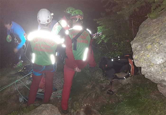Portata in barella l'escursionista bloccata al Cingino. Comitiva di 4 persone, tutte salve