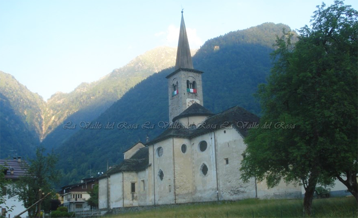 “Viva gli Alpini e viva l’Italia”. Addobbato col tricolore il campanile della chiesa parrocchiale di Bannio. Foto