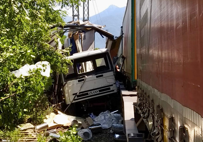 Incidente tra treno e camion: l'autista saltato fuori prima dello schianto 