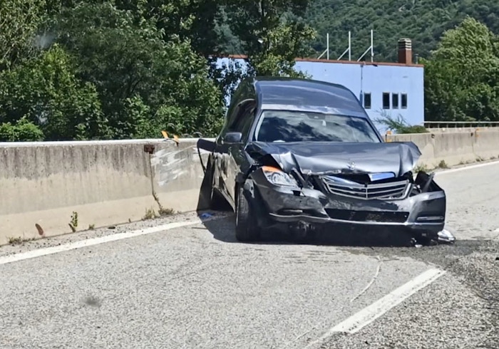 Incidente in superstrada, si schianta un carro funebre  