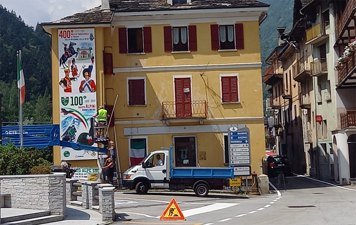 Un murales celebra i 400 anni della milizia ed i 100 degli alpini di Bannio Anzino. Foto