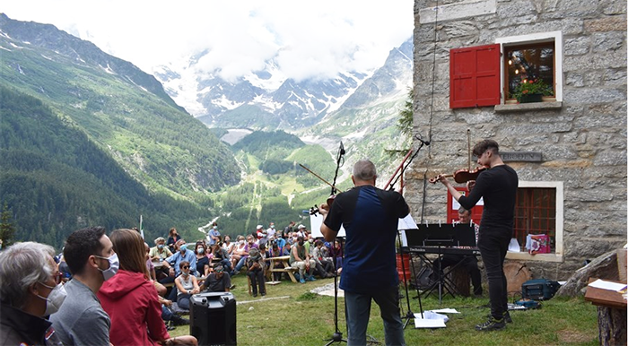 Musica in quota, buona la prima. In tanti a Scarteboden di Macugnaga. Foto