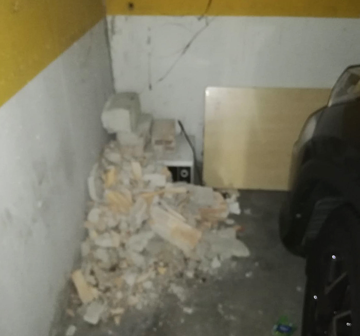 Domo: rifiuti accatastati dentro al parcheggio del Movicentro