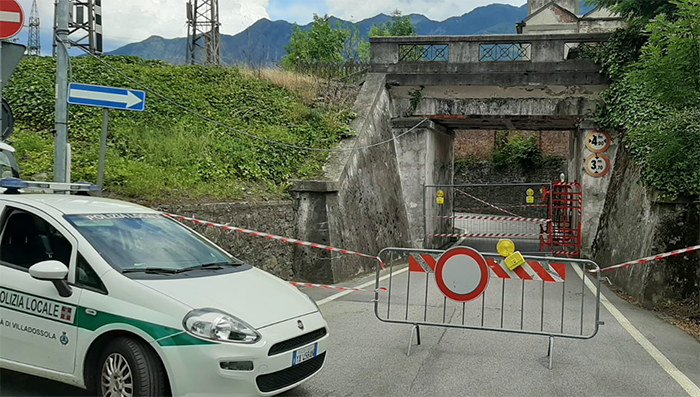 Cadono calcinacci dal sottopasso ferroviario. Chiusa la strada