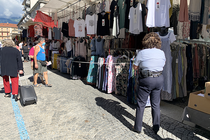 Polizia locale in azione per misurare il distanziamento tra i banchi del Mercato di Domo