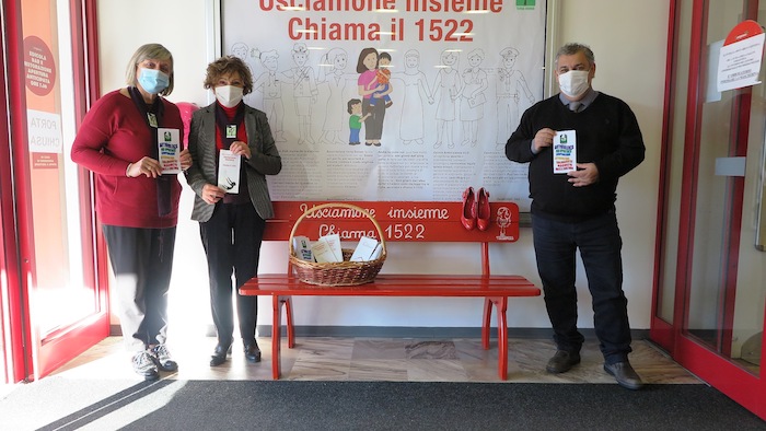Terra Donna pone una panchina rossa al Centro commerciale Sempione