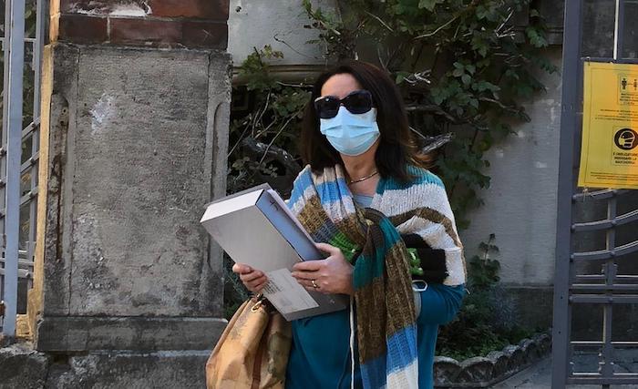 Scuole Milani: tablet in comodato d'uso per i bambini in dad, li consegna la preside