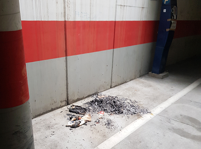 Portano dei cartoni nel Parcheggio e gli danno fuoco. Presi e multati