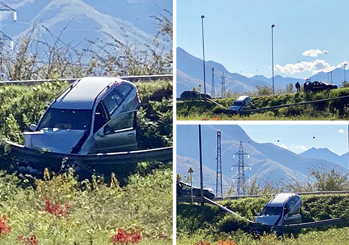 Sfonda il rail all'uscita della superstrada