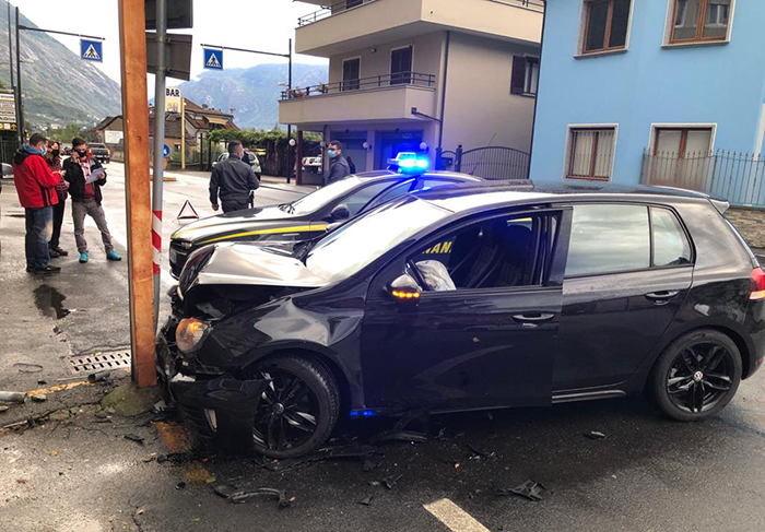 Perde il controllo dell'auto e sbatte contro un palo