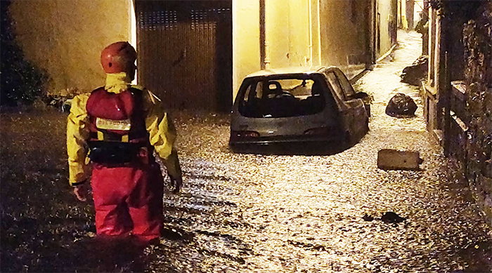 Mergozzo è allagata, oltre un metro d'acqua in piazza. Vigili del fuoco in aiuto agli anziani residenti